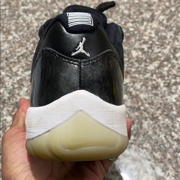 Low top Jordan 11 black and silver - Picture 2 of 3
